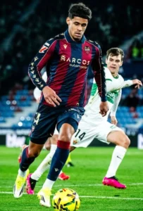 Read more about the article Levante Menang Dramatis 3-2 atas Elche, Duel Sengit