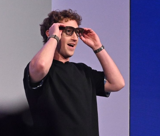 Read more about the article Mark Zuckerberg Ramalkan Akhir Dominasi Smartphone, Kacamata AI Siap Ambil Alih